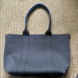 Black The Essentials Tote + black/gray camo The Wrislet